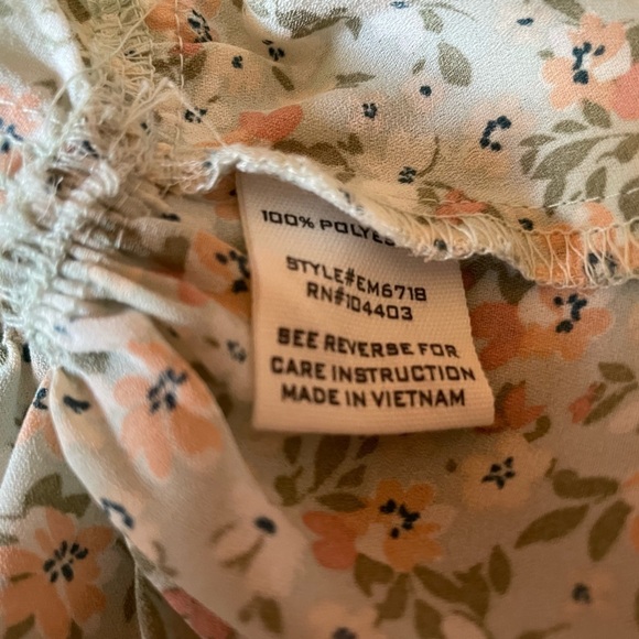 NWT E&M dainty floral top - Picture 4 of 5